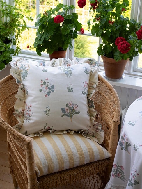 Ängsflora Kuddfodral Volang 50x50