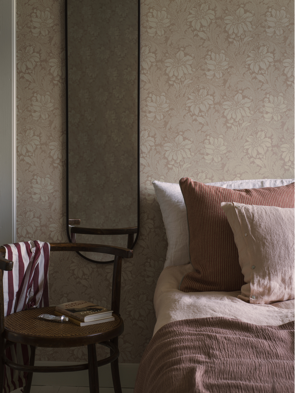 Acanthus-2_Image_Roomshot_Bedroom_Item_2009_LR.jpg